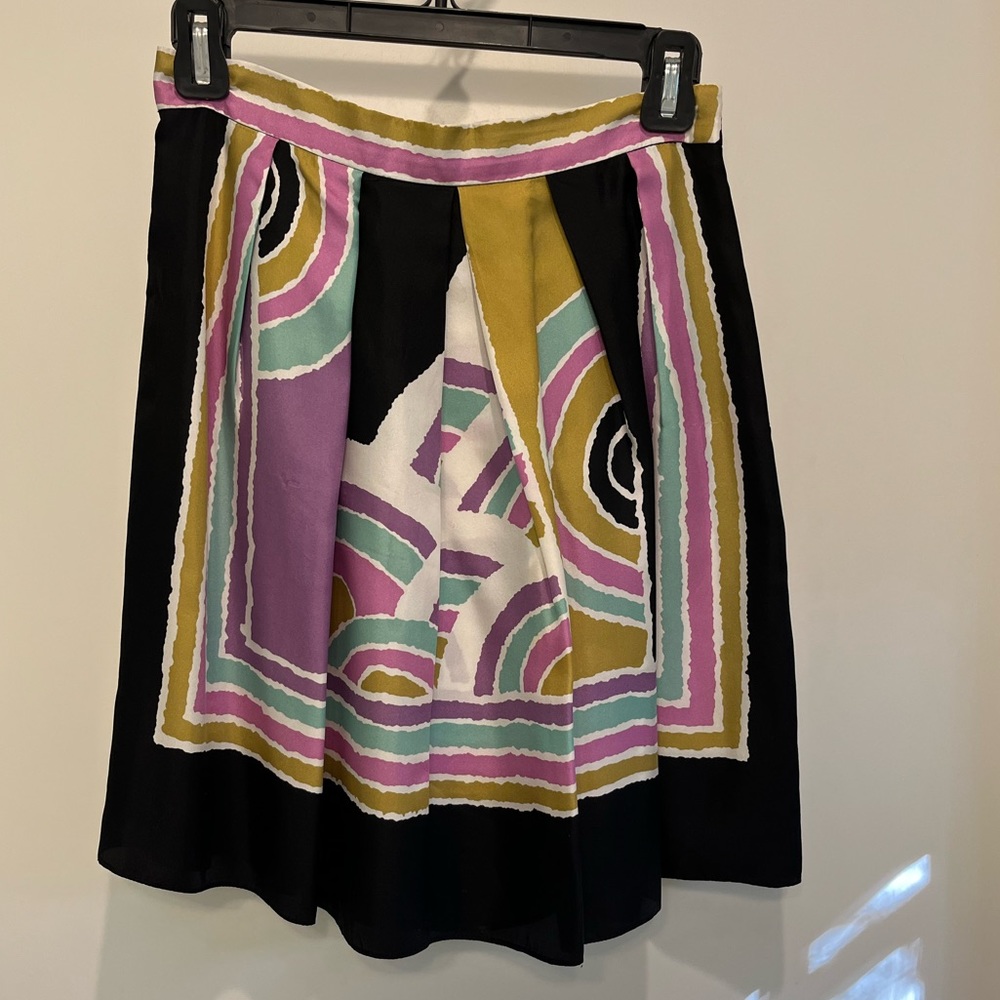 Vintage James Coviello silk skirt size 6.  Looks amazing in winter w/ tights.